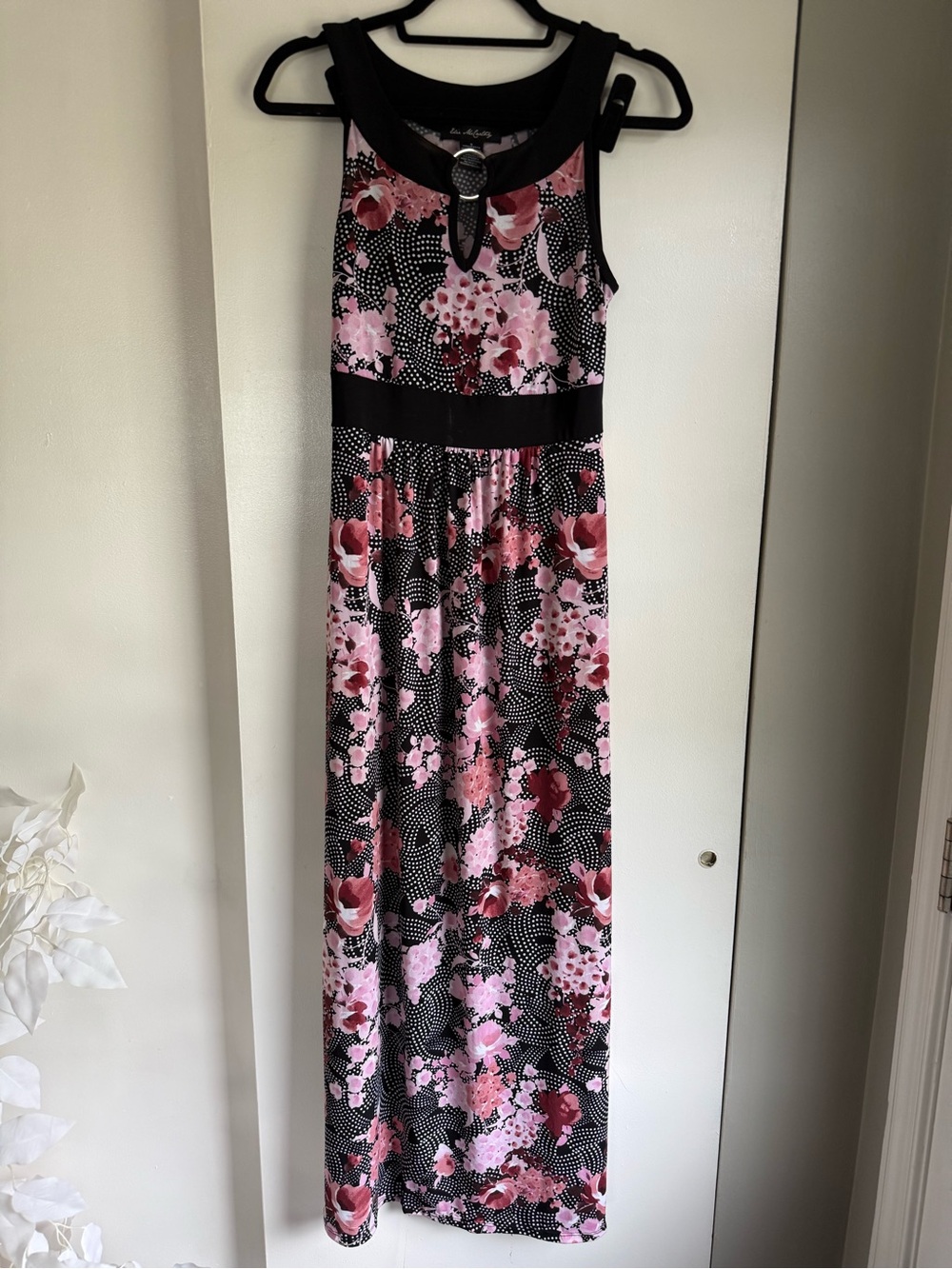 Sleeveless Pink and Black Floral Maxi Dress with Keyhole Detail